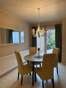 a dining room with a table and chairs at Ferienwohnung Holland 5 in Lügde