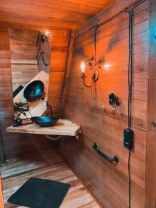 邦雅爾丁達塞拉的住宿－Chalés Recanto do Vale - TUCANO，木墙内带水槽的浴室