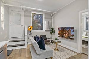 un soggiorno bianco con sedia e tavolo di 1BR Cozy and Chic Apt in Chicago - Hartrey G a Evanston