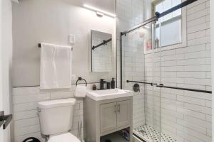 Vonios kambarys apgyvendinimo įstaigoje 1BR Cozy and Chic Apt in Chicago - Hartrey G