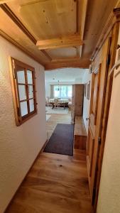 un pasillo de una casa con una puerta y una mesa en Ariola, en Klosters