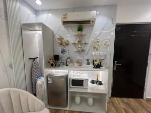 Riyadh season studio في الرياض: مطبخ صغير مع ثلاجة وميكروويف