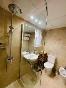 Luxury apartment Benalmadena First line的一间浴室