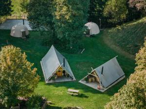 una vista aérea de tres tiendas de campaña en un campo en Altipik - Lodges Insolites, en Mont-Saxonnex