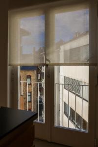 ein Fenster mit Blick auf ein Gebäude in der Unterkunft namastay! - Moderne Stadtwohnung am NTM und Blick auf den Wasserturm in Mannheim