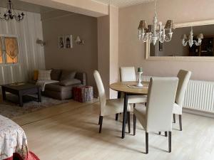 uma sala de estar com uma mesa de jantar e cadeiras em Ferienwohnung Holland 5 em Lügde