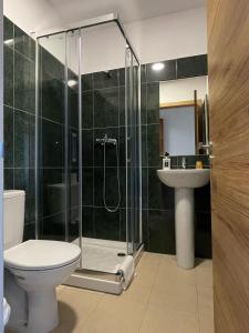 La salle de bains est pourvue d'une douche, de toilettes et d'un lavabo. dans l'établissement Casa Diocesana VIA LUCIS, à Saint-Jacques-de-Compostelle