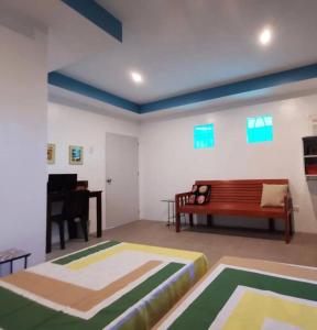 un soggiorno con divano e tavolo di MAGAYON BLUE HOUSE IN THE HEART OF LEGAZPI a Legazpi