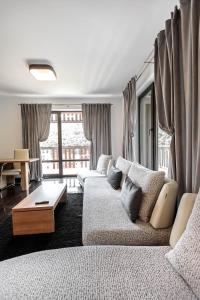 uma sala de estar com um sofá e uma mesa em Tampa Gardens Zen Apartment - Adults Only em Brasov