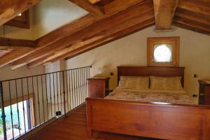 ヴァルドッビアーデネにあるAgriturismo Costa d'Orのベッドルーム(ベッド1台、窓付)