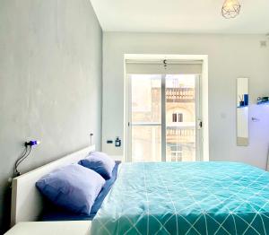 Katil atau katil-katil dalam bilik di Central- Private En-Suite with Balcony in shared residence