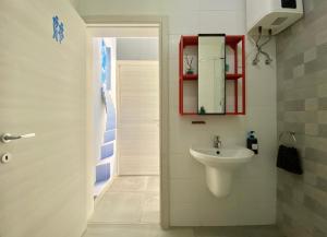 uma casa de banho com um lavatório e um espelho em Central- Private En-Suite with Balcony in shared residence em Tal-Pietà
