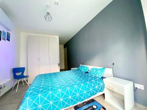Central- Private En-Suite with Balcony in shared residence tesisinde bir odada yatak veya yataklar
