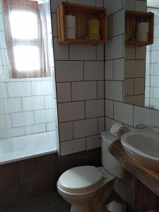 uma casa de banho com um WC e um lavatório em Tierras Bayas Mountain Refuge em Los Cipreses