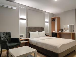 um quarto de hotel com uma cama e uma cadeira em Olen Uskudar Hotel em Istambul