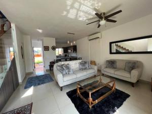 een woonkamer met 2 banken en een plafondventilator bij Beautiful family vacation home in Nuevo Vallarta in Nuevo Vallarta 