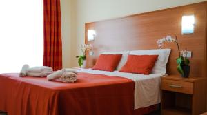 ein Hotelzimmer mit einem Bett mit Handtüchern darauf in der Unterkunft Casa Del Mar in Roseto degli Abruzzi