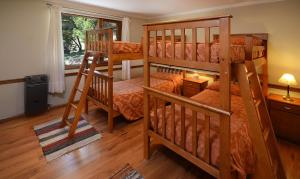 Una cama o camas cuchetas en una habitación  de Villa Escondida
