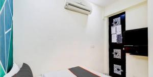 Zimmer mit einem Bett und einer Klimaanlage in der Unterkunft HOTEL GREENITY in Ahmedabad