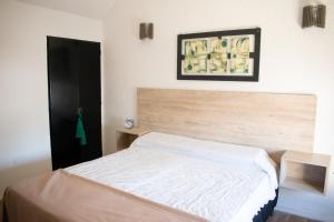 sypialnia z łóżkiem i zdjęciem na ścianie w obiekcie Habitaciones Temporarias CABA w BuenosAires