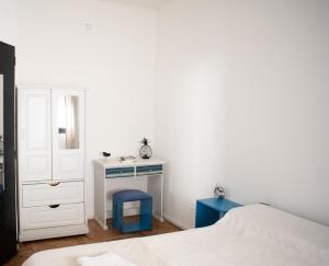 a bedroom with a bed and a dresser and a desk at Habitaciones Temporarias CABA in Buenos Aires