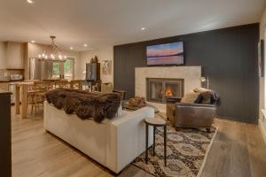 un salon avec un canapé et une cheminée dans l'établissement Antler House- Quiet, Charming Cabin w Cozy Fireplace, Close to Skiing, à Tahoe City