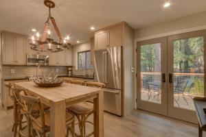 une cuisine avec une table, des chaises et un réfrigérateur dans l'établissement Antler House- Quiet, Charming Cabin w Cozy Fireplace, Close to Skiing, à Tahoe City 9 autres photos