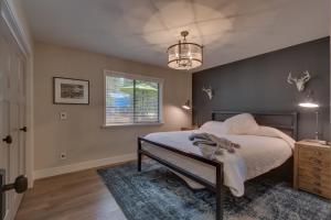 une chambre avec un lit et une fenêtre dans l'établissement Antler House- Quiet, Charming Cabin w Cozy Fireplace, Close to Skiing, à Tahoe City