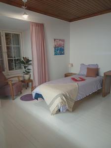 Warkhaus Apartments Korpela في فاركاوس: غرفة نوم بسرير كبير في غرفة