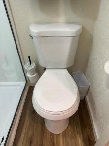 La salle de bains est pourvue d'une douche et de toilettes blanches. dans l'établissement Sand Hollow Home Extended Vacation Stay, à Hurricane