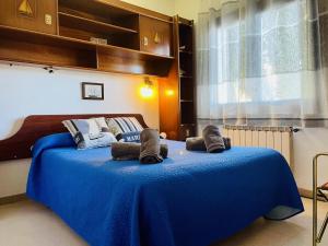 ein Schlafzimmer mit einem blauen Bett mit Handtüchern darauf in der Unterkunft Casa Gran in Calonge + 32 Fotos
