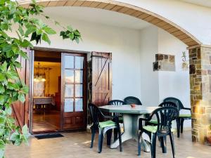 ein Esszimmer mit Tisch und Stühlen in der Unterkunft Casa Gran in Calonge