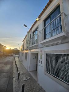 un edificio al lado de una calle en Hotel Adelaide, en Faro