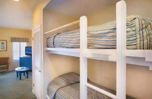 a bunk bed room with two bunk beds at Club Wyndham Beach Street Cottages in Destin