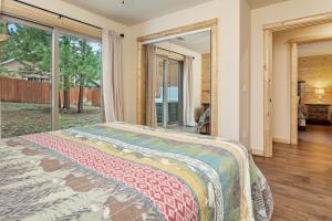 een slaapkamer met een bed en een groot raam bij QUAIL LODGE - Walk to Lake and Slopes in Big Bear Lake