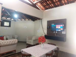 Televisyen dan/atau pusat hiburan di Cumbuco - Casa de praia com piscina e deck