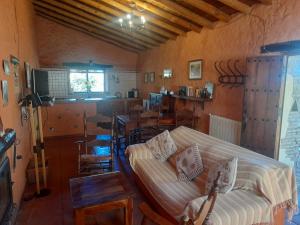 un soggiorno con divano e tavolo di Casas el Alamillo- el Castañero a Galaroza