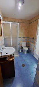 een badkamer met een douche, een toilet en een wastafel bij Constitución 80 in Úbeda