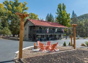 un grupo de sillas y una mesa frente a un edificio en Yosemite Westgate Lodge, en Groveland