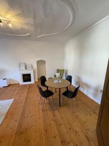 - une salle à manger avec une table et des chaises dans l'établissement Altstadt Apartment, à Steyr