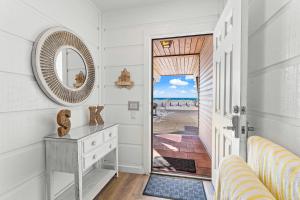 einen Flur mit Tür zum Strand mit Spiegel in der Unterkunft Fanta-Sea 55 in Siesta Key