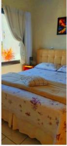 - 2 lits installés l'un à côté de l'autre dans une chambre dans l'établissement Residencial Caravelle, à Passo de Torres