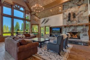 Seating area sa Highland Estate at Old Greenwood - Large, Luxury, Private Hot Tub & Amenity Access