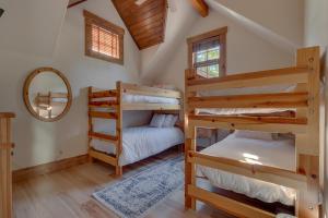 Bunk bed o mga bunk bed sa kuwarto sa Highland Estate at Old Greenwood - Large, Luxury, Private Hot Tub & Amenity Access