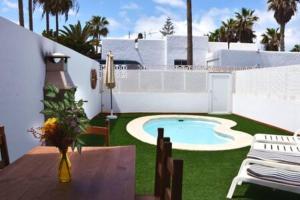 Bazén v ubytovaní Corralejo Beachside Villa Éter with Private Pool, BBQ & Fast Wifi alebo v jeho blízkosti