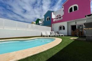 Bazén v ubytovaní Corralejo Beachside Villa Éter with Private Pool, BBQ & Fast Wifi alebo v jeho blízkosti