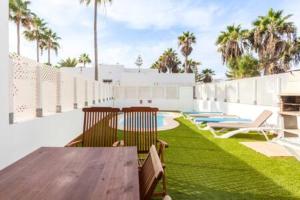 Bazén v ubytovaní Corralejo Beachside Villa Éter with Private Pool, BBQ & Fast Wifi alebo v jeho blízkosti