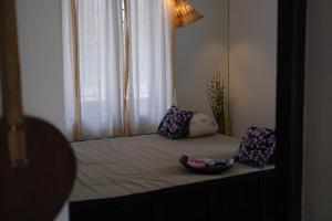 un letto con due cuscini sopra in una stanza di Yellow Postbox a Parūr