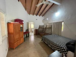 - une chambre avec un lit et une commode dans l'établissement Habitación Familiar. El Arroyo, à Paraguarí