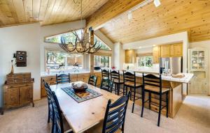 Nhà hàng/khu ăn uống khác tại New Listing! Woodland Heights at Tahoe Park- Pet Friendly - Private Beach